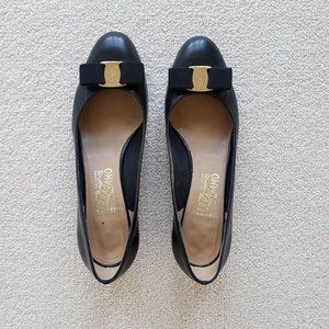 Salvatore Ferragamo Vara Leather Pumps - Black